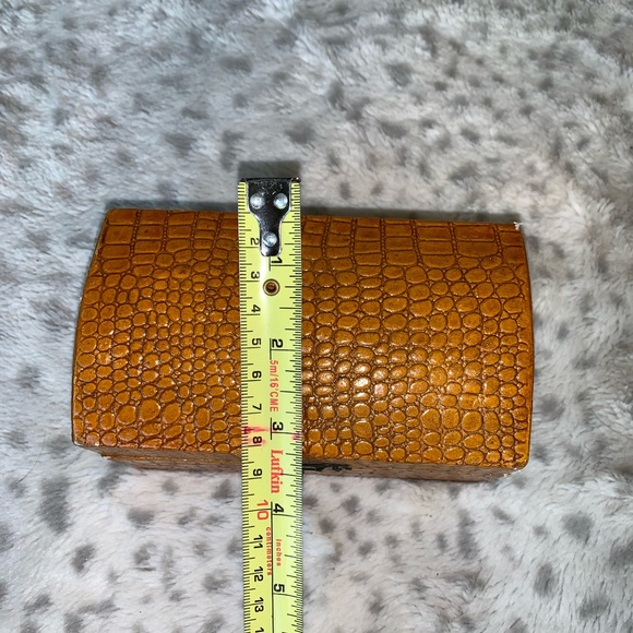 Vintage Very Small Jewelry or Treasure Box Velvet Lined - Picture 4 of 5